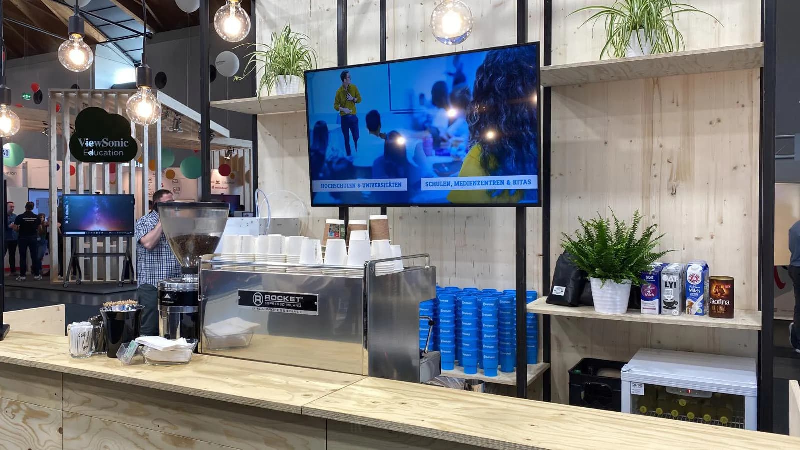 Helle modulare Coffee Bar in einer Messe- und Eventumgebung