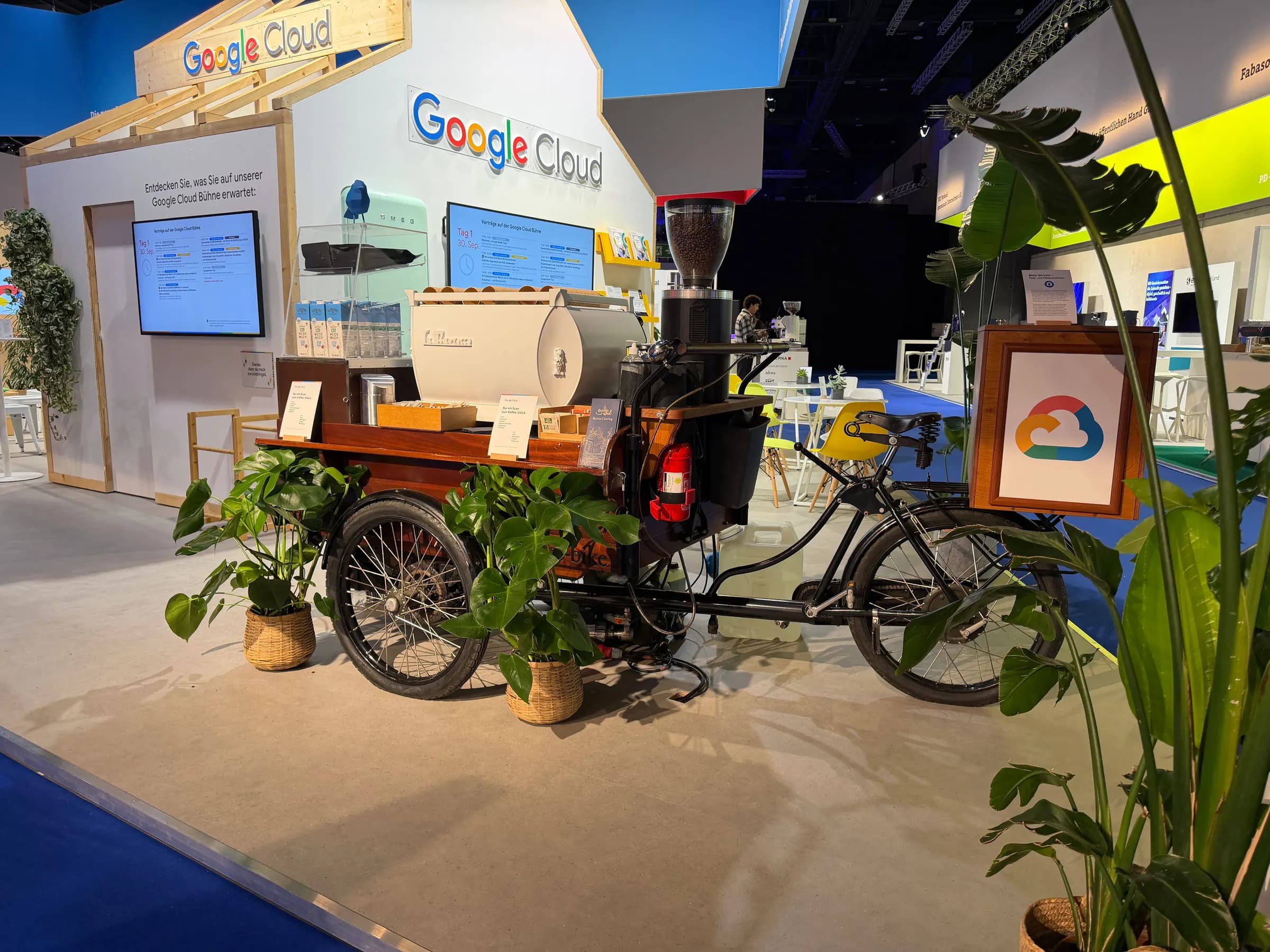 Coffee-Bike mit Espressomaschine und Mühle auf einem Messestand